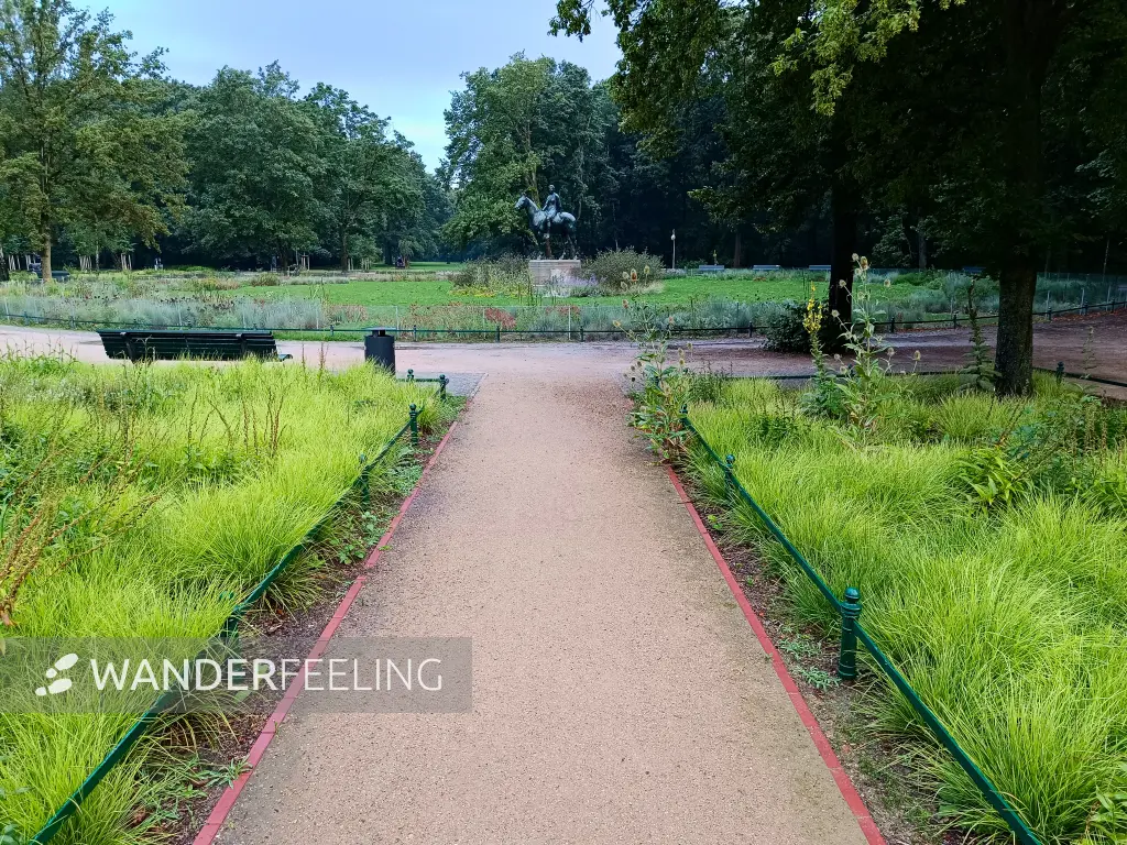 202507230-21 - Floraplatz im Tiergarten, Berlin, Deutschland