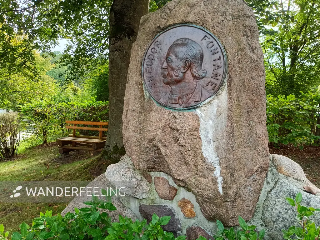 202609190-02 - Fontane-Denkmal in Falkenberg (Mark), Seenland Oder-Spree, Brandenburg, Deutschland