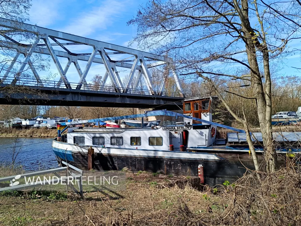 202604040-28 - Frachtschiff auf dem Teltowkanal in Grünau, Berlin, Deutschland