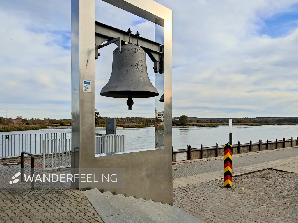 202311020-18 - Friedensglocke an der Oder bei Frankfurt (Oder), Seenland Oder-Spree, Brandenburg, Deutschland