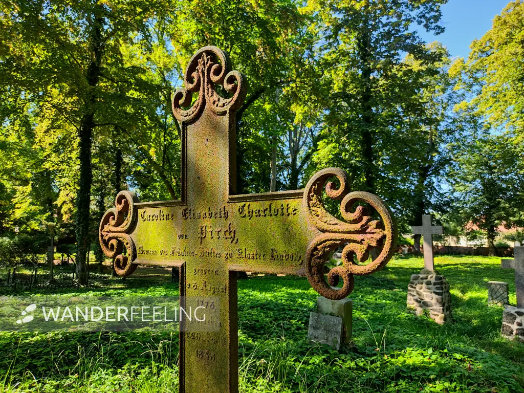 202309040-08 - Friedhof im Kloster Lindow, Ruppiner Seenland, Brandenburg, Deutschland