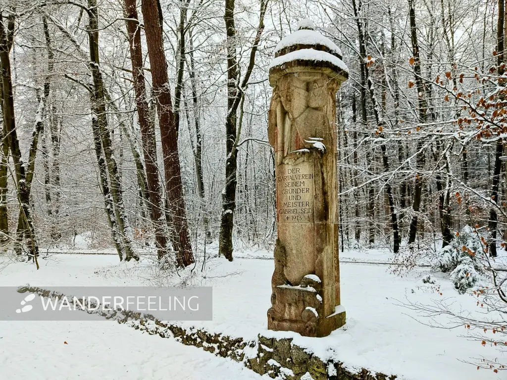 202212180-02 - Gabriel-von-Seidl-Denkmal am Isarhochufer bei Pullach, Bayern, Deutschland