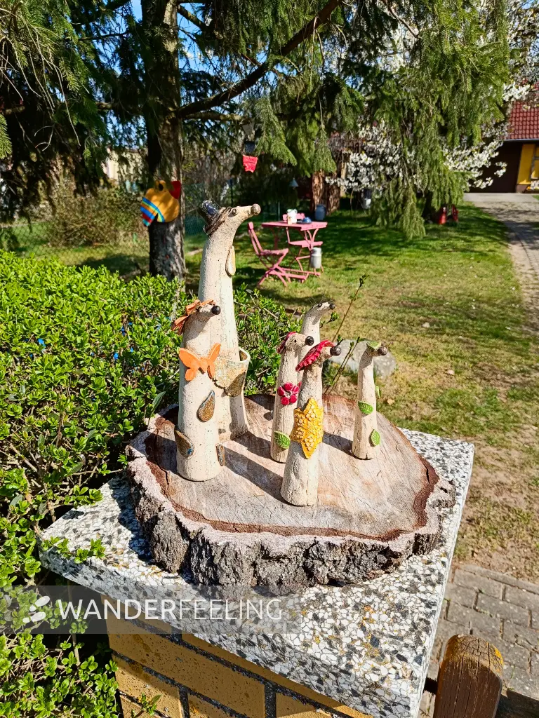 202604150-22 - Gartendekoration in Klessin, Seenland Oder-Spree, Brandenburg, Deutschland