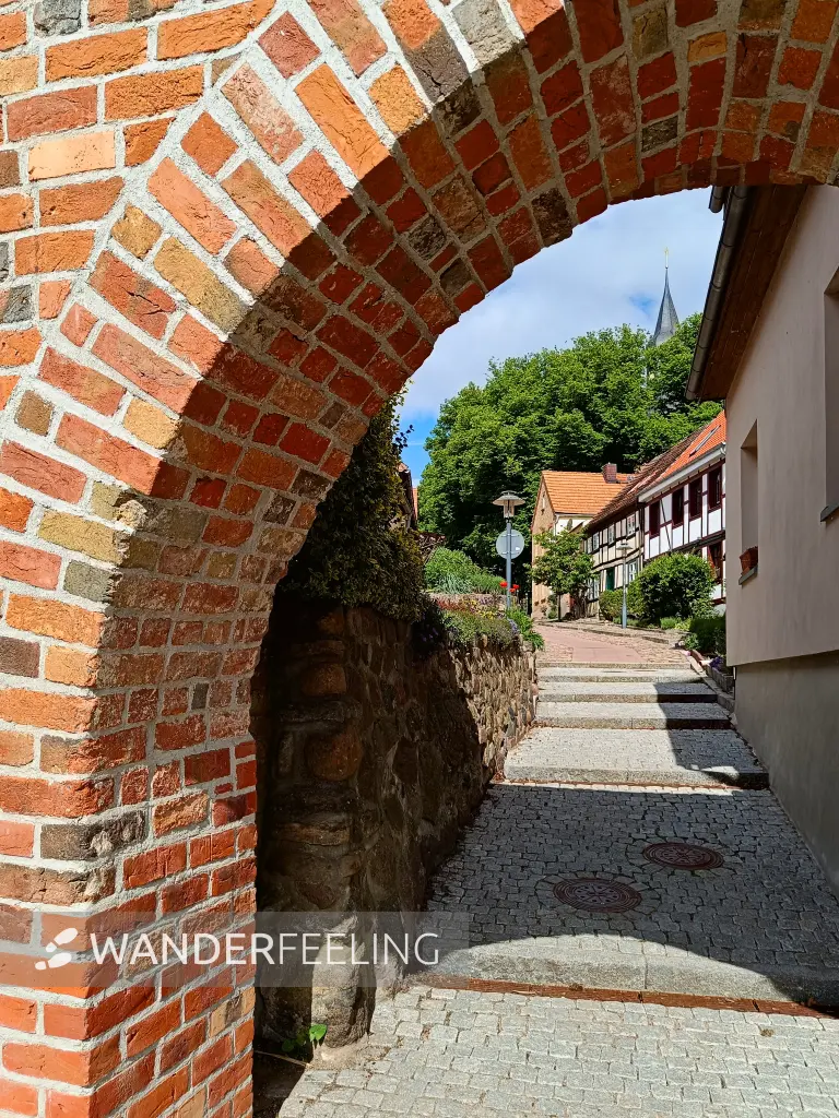 202605280-04 - Gasse in Sternberg, Mecklenburgische Seenplatte, Mecklenburg-Vorpommern, Deutschland