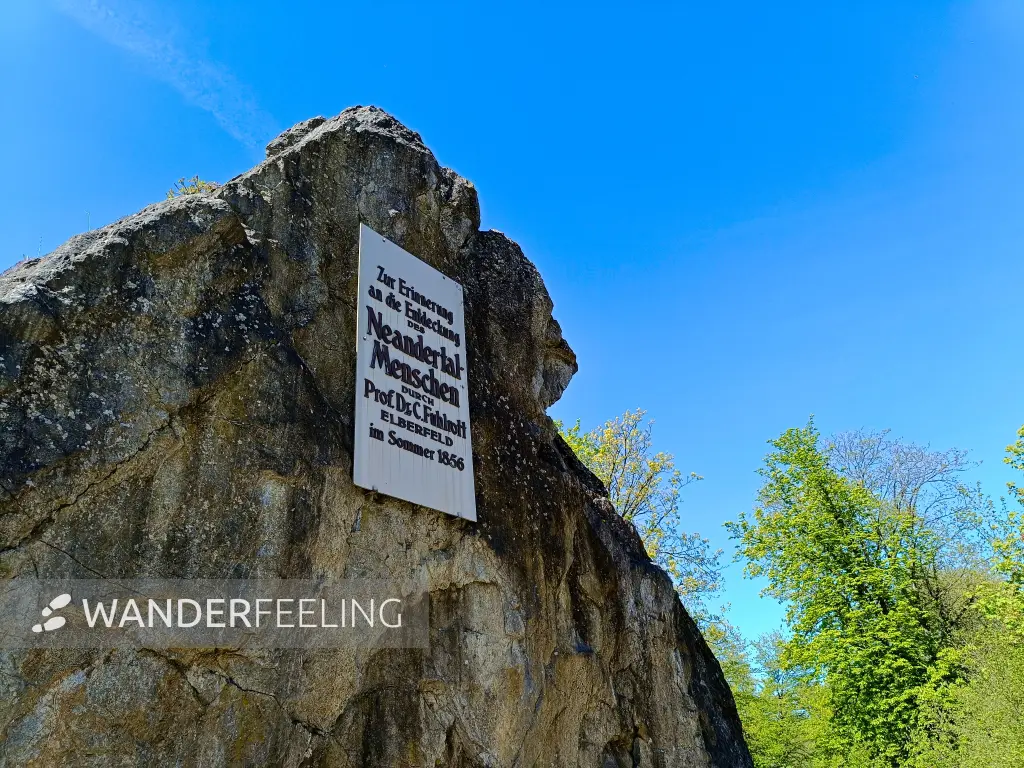 202604230-29 - Gedenkstein am Fundort des Neanderthalers im Neandertal, Bergisches Land, Nordrhein-Westfalen, Deutschland