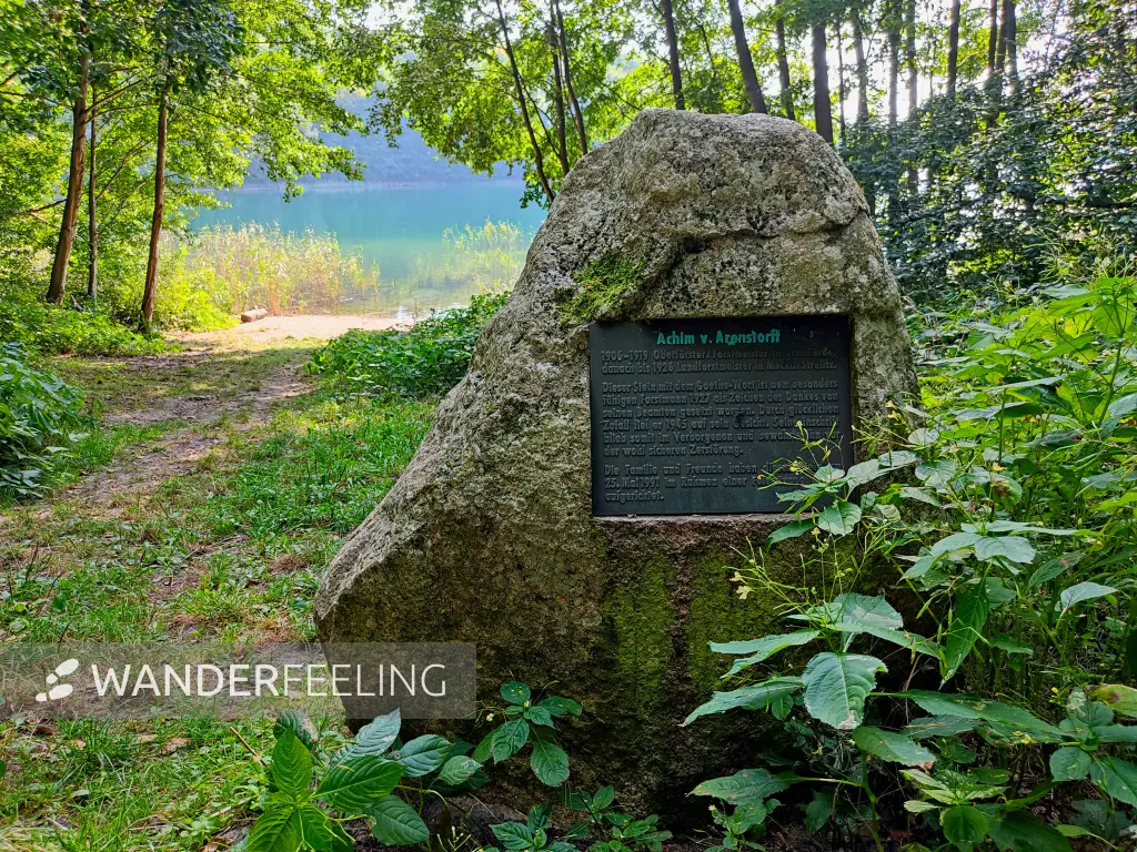 202309110-14 - Gedenkstein am Peetschsee bei Steinförde, Ruppiner Seenland, Brandenburg, Deutschland