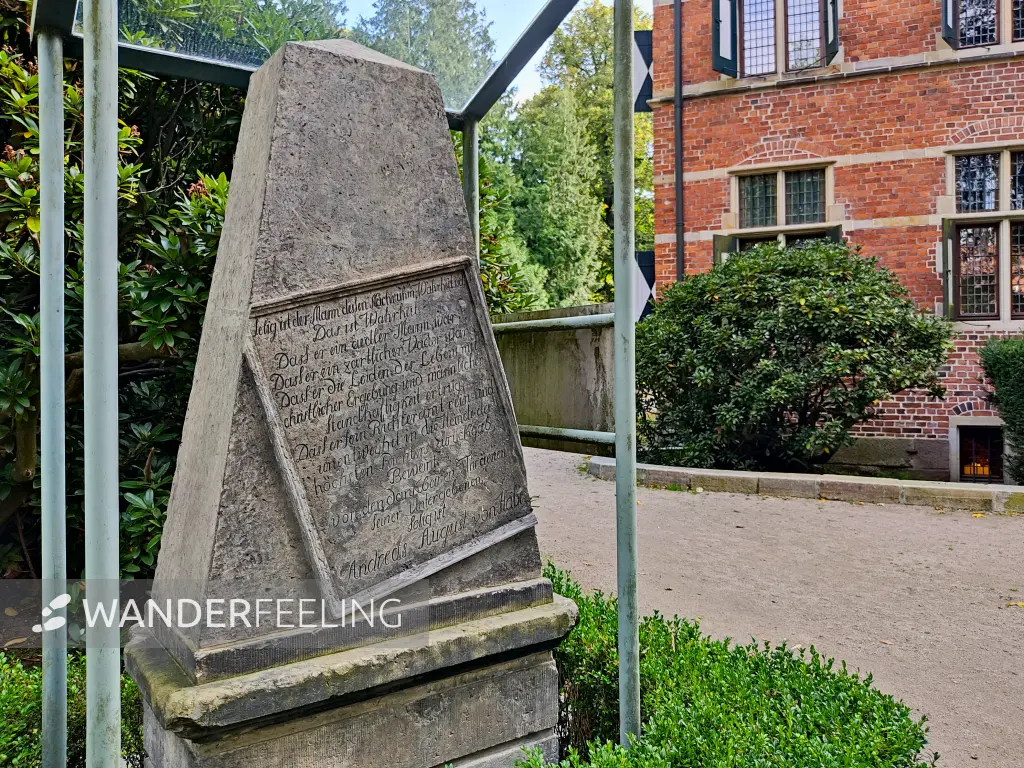 202309230-37 - Gedenkstein am Schloss Reinbek, Herzogtum Lauenburg und Stormarn, Schleswig-Holstein, Deutschland