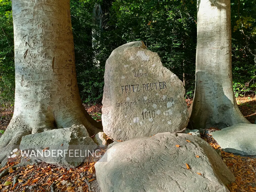 202510130-26 - Gedenkstein für Fritz Reuter im Kurwald bei Krakow am See, Mecklenburgische Seenplatte, Mecklenburg-Vorpommern, Deutschland