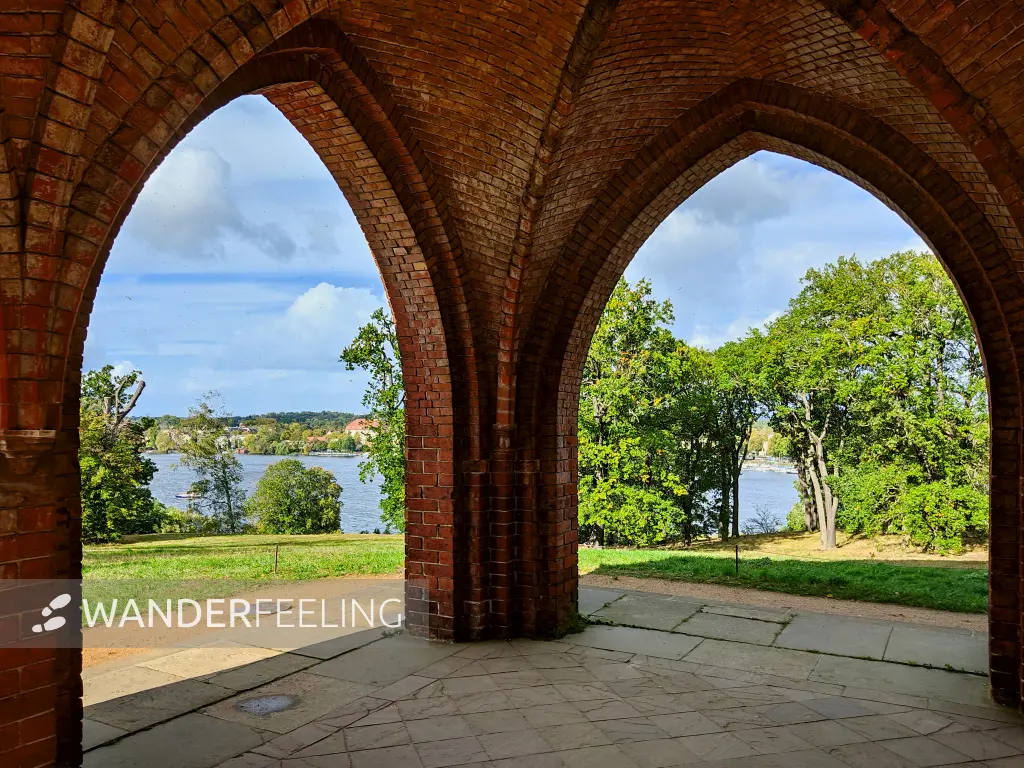 202310140-30 - Gerichtslaube im Park Babelsberg, Potsdam, Brandenburg, Deutschland