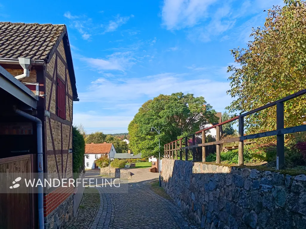 202510210-25 - Grabenstraße in Burg Stargard, Mecklenburgische Seenplatte, Mecklenburg-Vorpommern, Deutschland