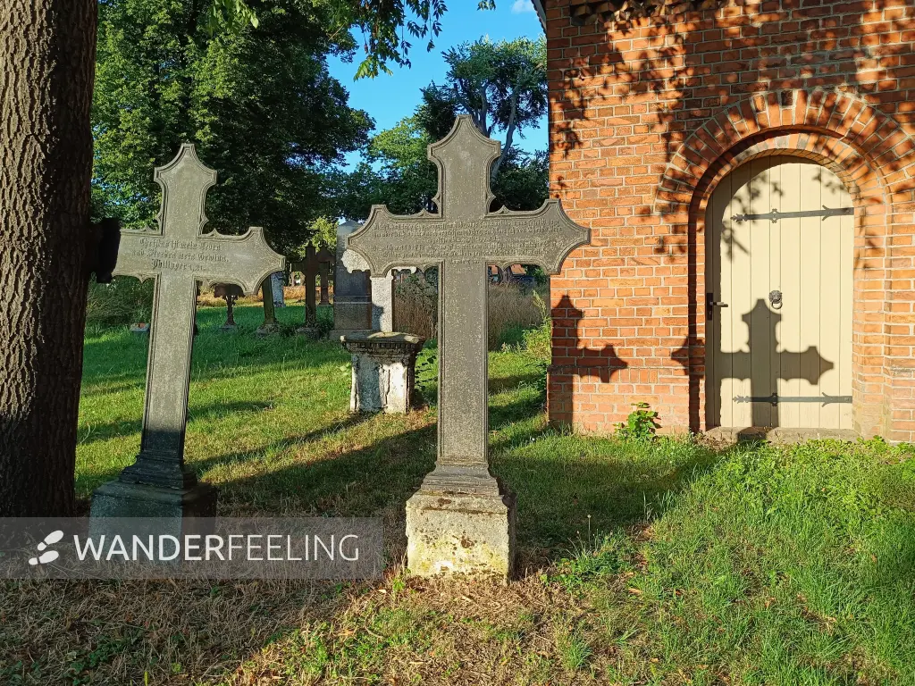 202607280-14 - Grabkreuze an der Dorfkirche in Großziethen, Fläming, Brandenburg, Deutschland