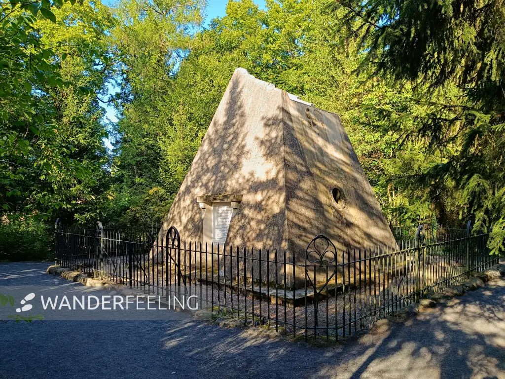 202508110-40 - Grabpyramide im Schlosspark Rheinsberg, Ruppiner Seenland, Brandenburg, Deutschland