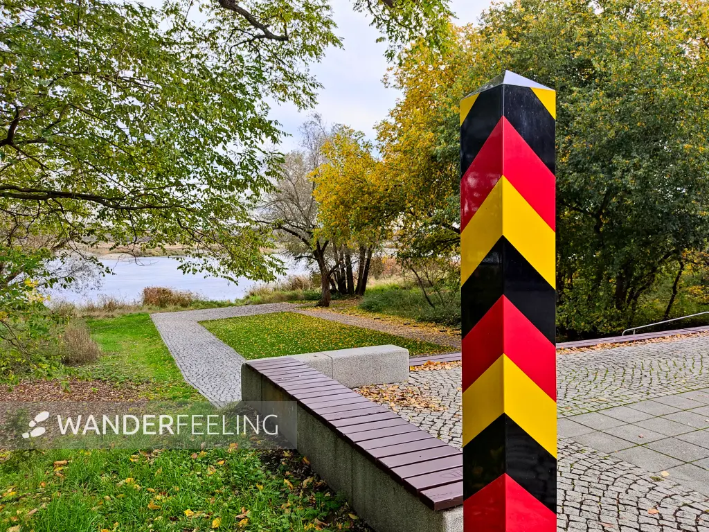202311020-09 - Grenzpfahl auf Ziegenwerder in Frankfurt (Oder), Seenland Oder-Spree, Brandenburg, Deutschland