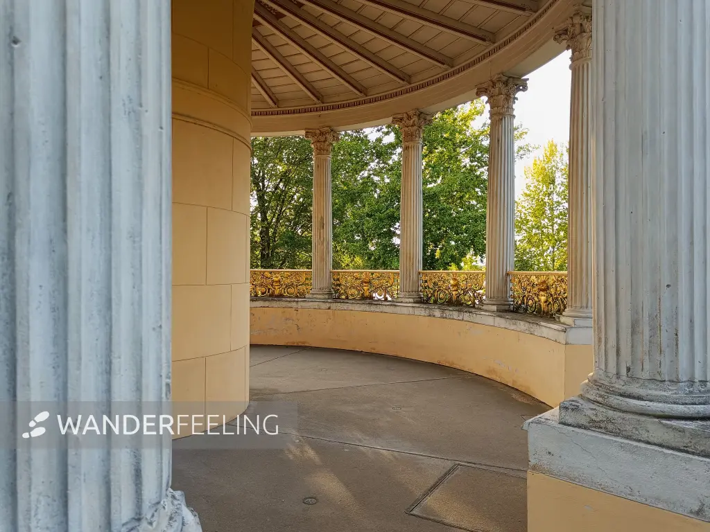 202609120-07 - Große Neugierde im Schlossgarten Glienicke, Berlin, Deutschland