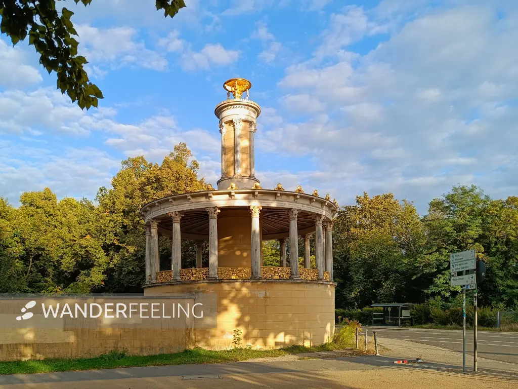202609180-01 - Große Neugierde im Schlossgarten Glienicke, Berlin, Deutschland