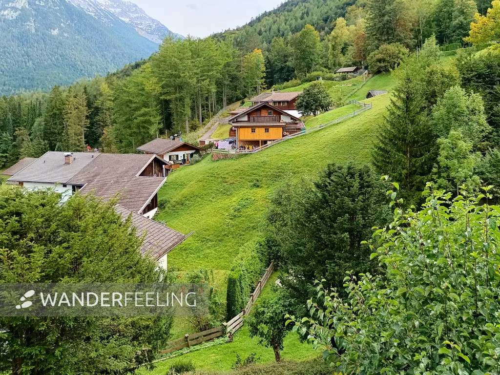 202409220-44 - Häuser am Rand von Mittenwald, Oberbayern, Bayern, Deutschland