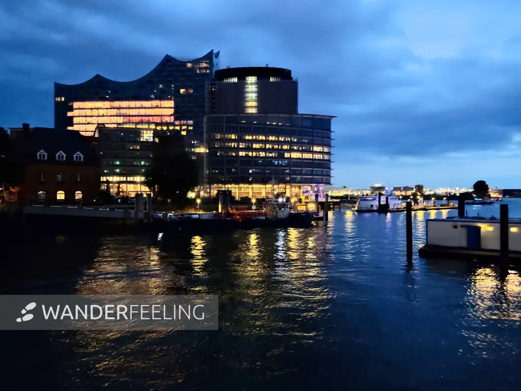 202308231-51 - HafenCity am Abend, Hamburg, Deutschland