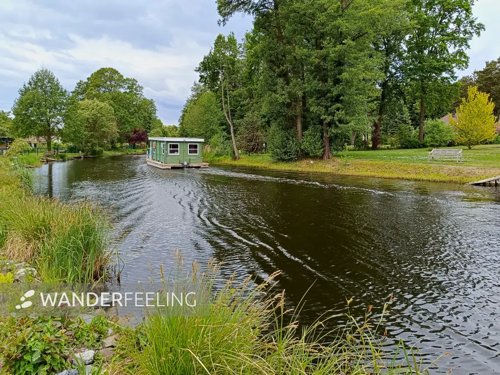 202505170-10 - Hausboot auf dem Storkower Kanal bei Kummersdorf, Seenland Oder-Spree, Brandenburg, Deutschland