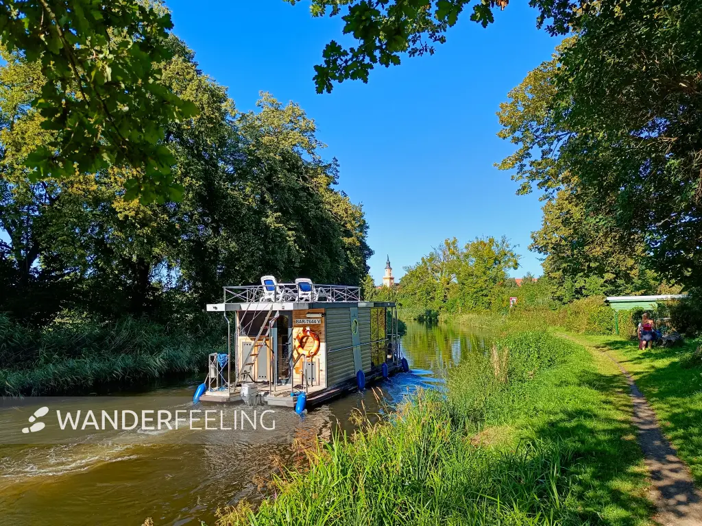 202508160-32 - Hausboot auf dem Templiner Kanal bei Templin, Uckermark, Brandenburg, Deutschland