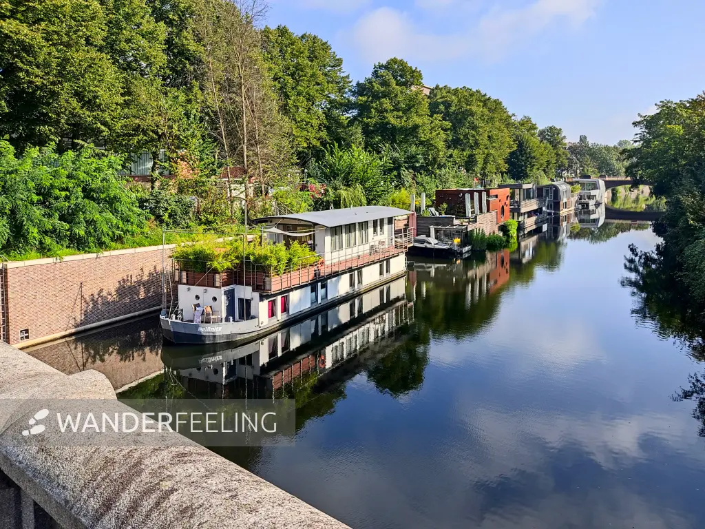 202308200-19 - Hausboote auf dem Eilbekkanal in Barmbek, Hamburg, Deutschland