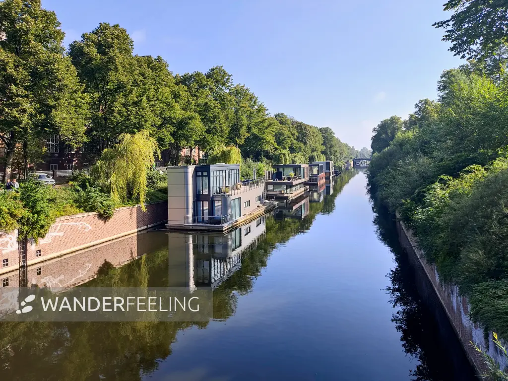 202308200-16 - Hausboote auf dem Eilbekkanal in Uhlenhorst, Hamburg, Deutschland