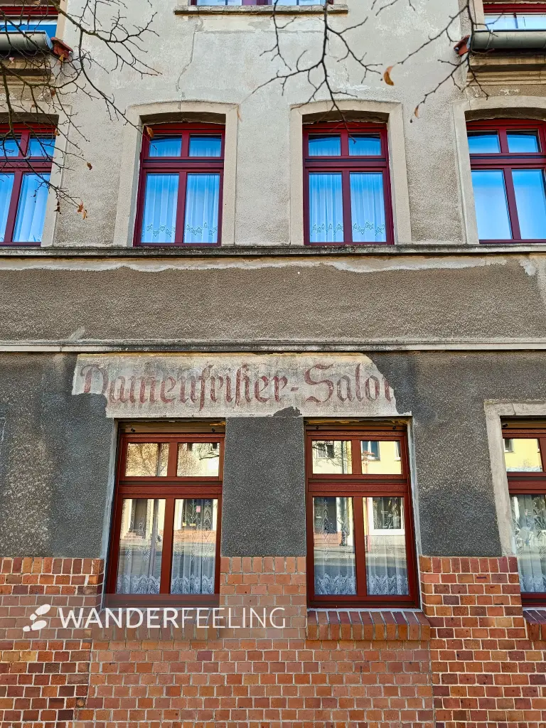 202512150-04 - Hausfassade in Doberlug-Kirchhain, Elbe-Elster-Land, Brandenburg, Deutschland