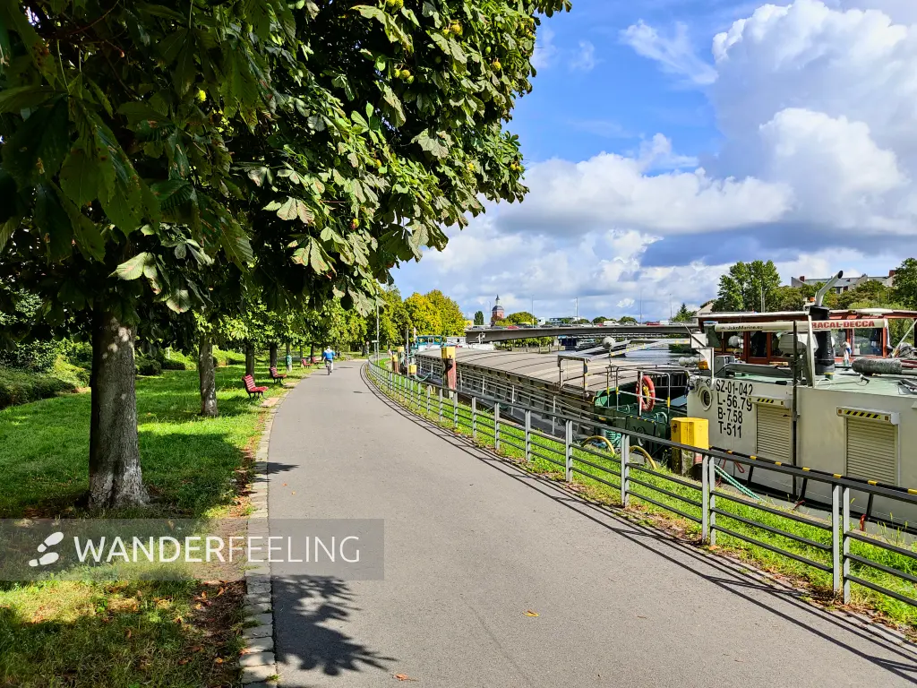 202309020-02 - Hermann-Oxfort-Promenade an der Havel in Spandau, Berlin, Deutschland