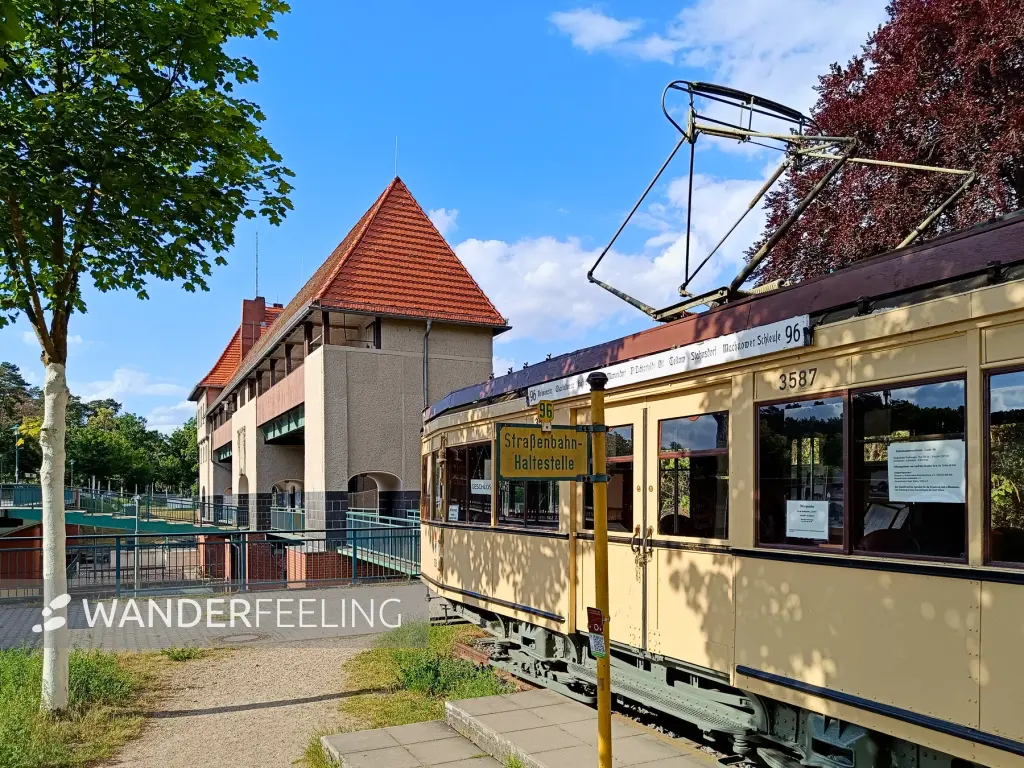 202505240-05 - Historische Straßenbahn an der Machnower Schleuse in Kleinmachnow, Brandenburg, Deutschland
