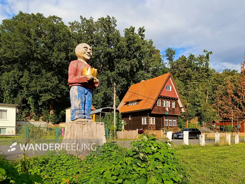 202507300-19 - Holzfigur »Felix Krone« in Geltow, Brandenburg, Deutschland