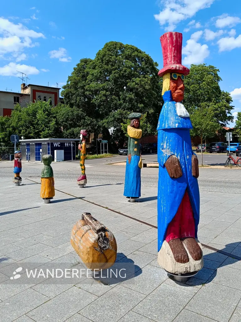 202506030-01 - Holzfiguren am Bahnhof von Neustrelitz, Mecklenburgische Seenplatte, Mecklenburg-Vorpommern, Deutschland