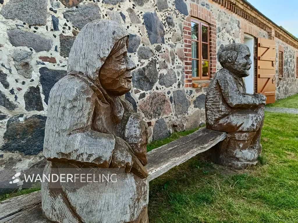 202508260-05 - Holzfiguren vor dem Agrar-Museum Agroneum in Alt Schwerin, Mecklenburgische Seenplatte, Mecklenburg-Vorpommern, Deutschland