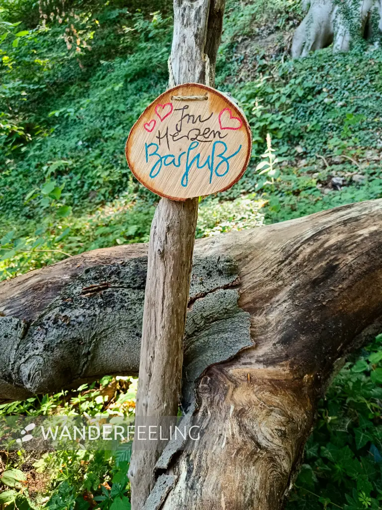 202506170-43 - Holzschild »Im Herzen barfuß« am Schweriner Außensee bei Lübstorf, Mecklenburgische Seenplatte, Mecklenburg-Vorpommern, Deutschland