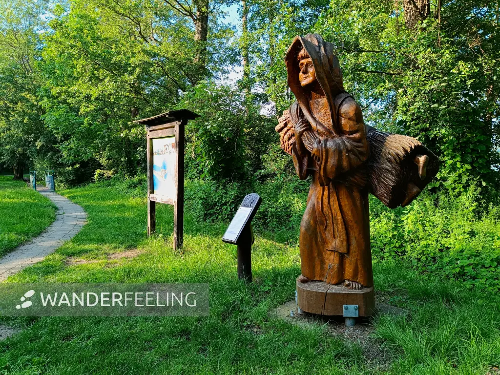 202506110-56 - Holzskulptur am Moderfitzsee bei Himmelpfort, Ruppiner Seenland, Brandenburg, Deutschland