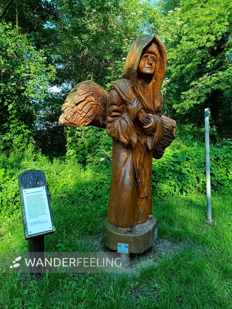 202506110-57 - Holzskulptur am Moderfitzsee bei Himmelpfort, Ruppiner Seenland, Brandenburg, Deutschland