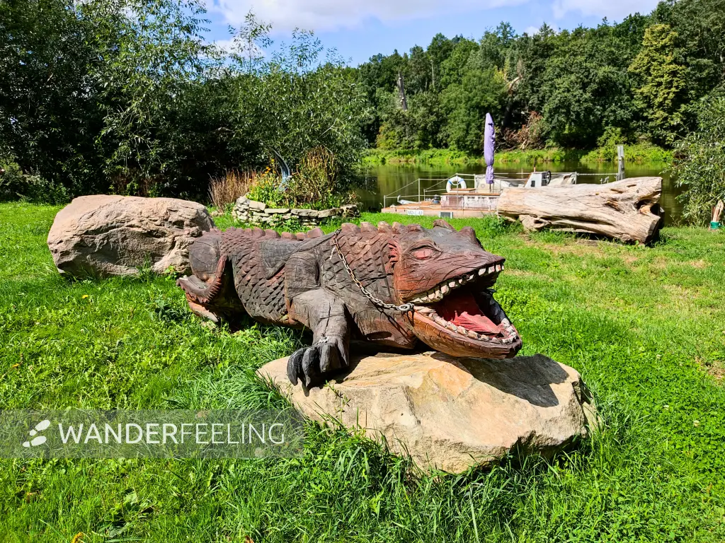 202308090-04 - Holzskulptur an der Saale bei Halle, Sachsen-Anhalt, Deutschland