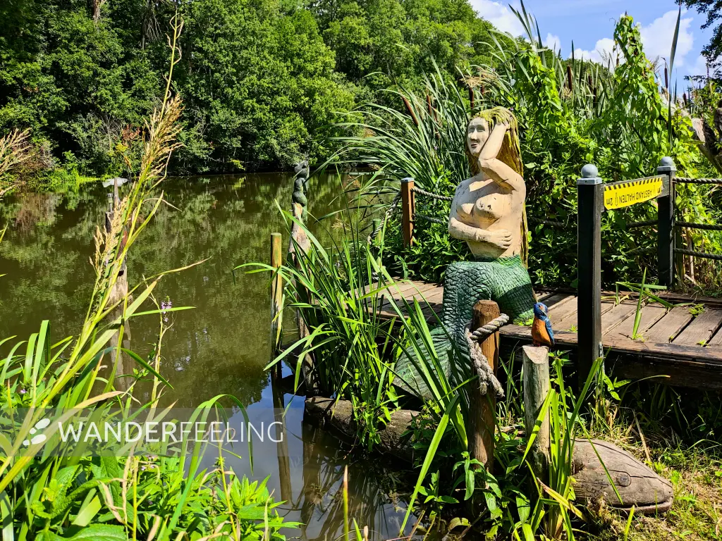 202308090-07 - Holzskulptur an der Saale bei Halle, Sachsen-Anhalt, Deutschland