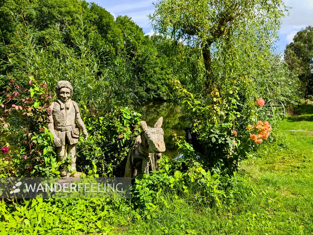 202308090-05 - Holzskulpturen an der Saale bei Halle, Sachsen-Anhalt, Deutschland