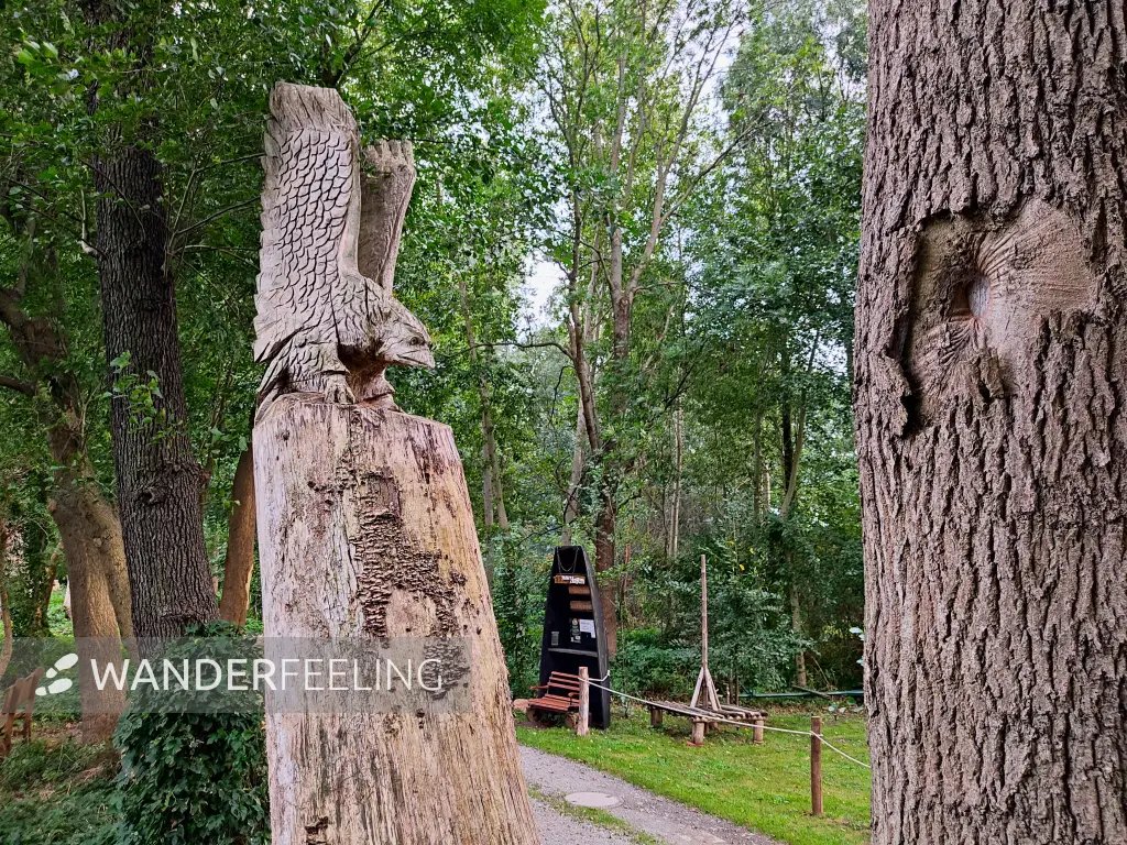 202310060-37 - Holzskulpturen in Raddusch, Spreewald, Brandenburg, DeutschandSpr