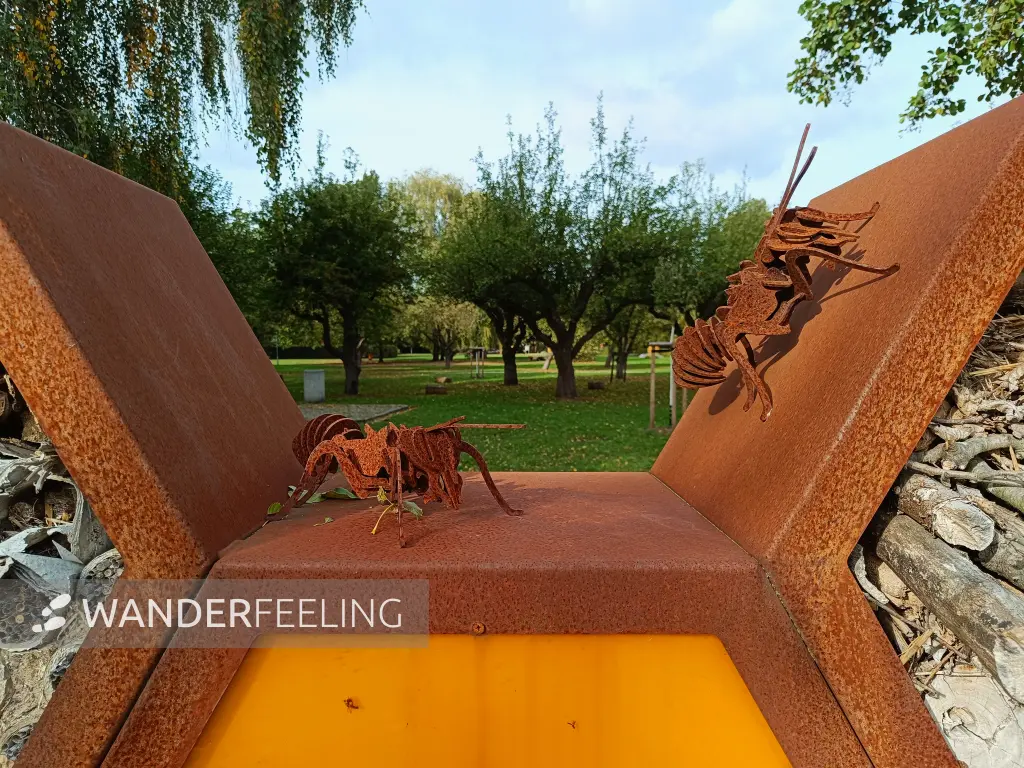 202610140-22 - Insektenhotel im Stadtpark Luckau, Brandenburg, Deutschland