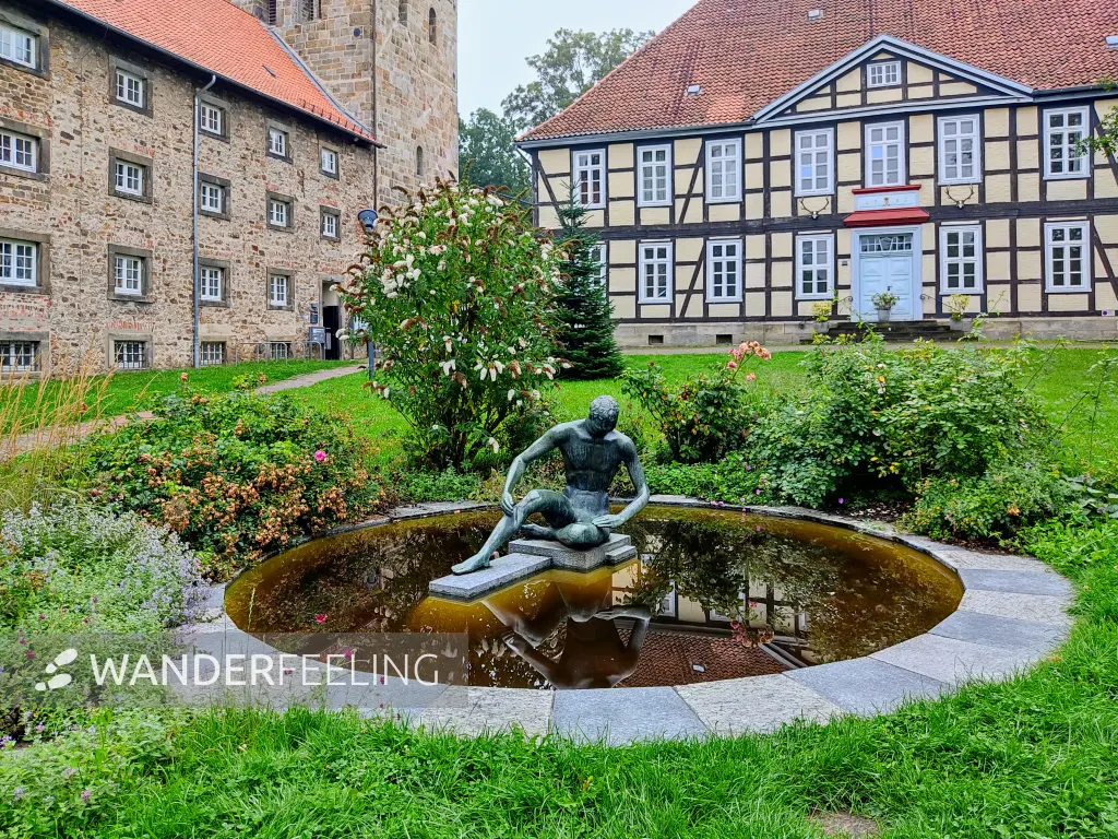 202308180-02 - Jünglingsbrunnen vor dem Kloster Wennigsen, Weserbergland, Niedersachsen, Deutschland