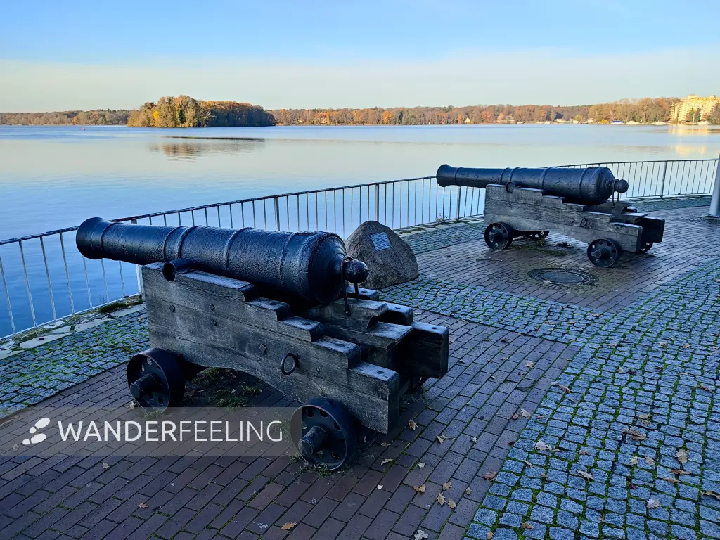 202311220-08 - Kanonen an der Greenwichpromenade in Tegel, Berlin, Deutschland