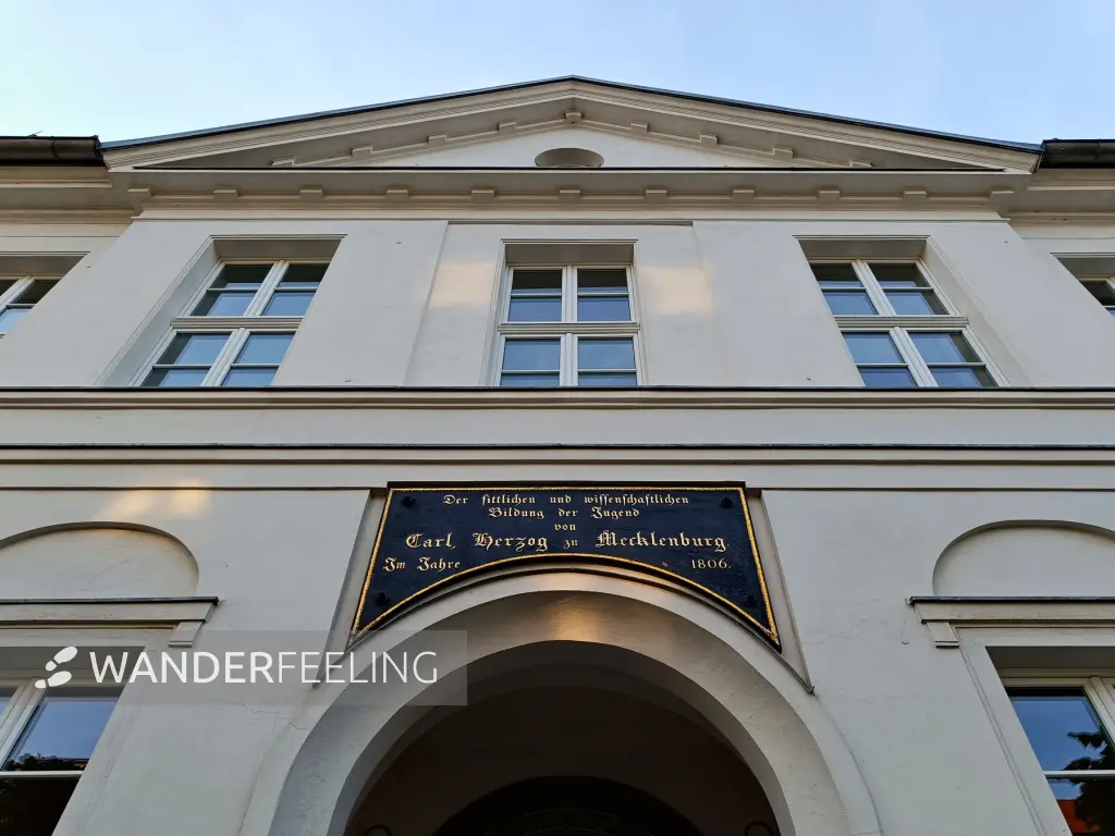 202506030-46 - Klassizistisches Gebäude in Neustrelitz, Mecklenburgische Seenplatte, Mecklenburg-Vorpommern, Deutschland