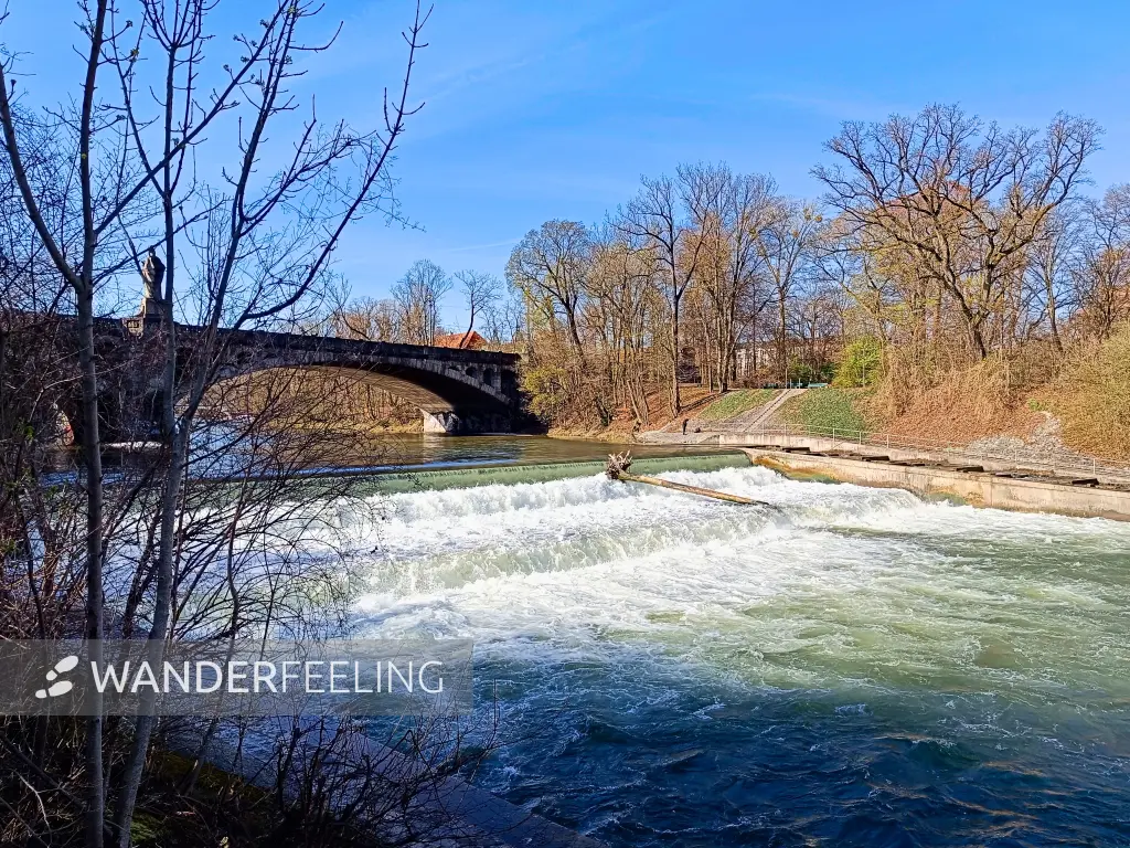 202403200-14 - Kleine Isar an der Maximiliansbrücke, München, Bayern, Deutschland