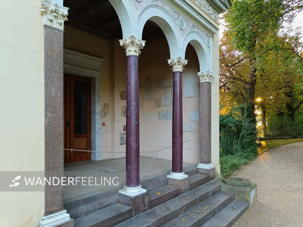 202609180-13 - Kleine Neugierde im Schlossgarten Glienicke, Berlin, Deutschland