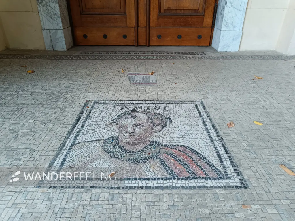 202609180-14 - Kleine Neugierde im Schlossgarten Glienicke, Berlin, Deutschland