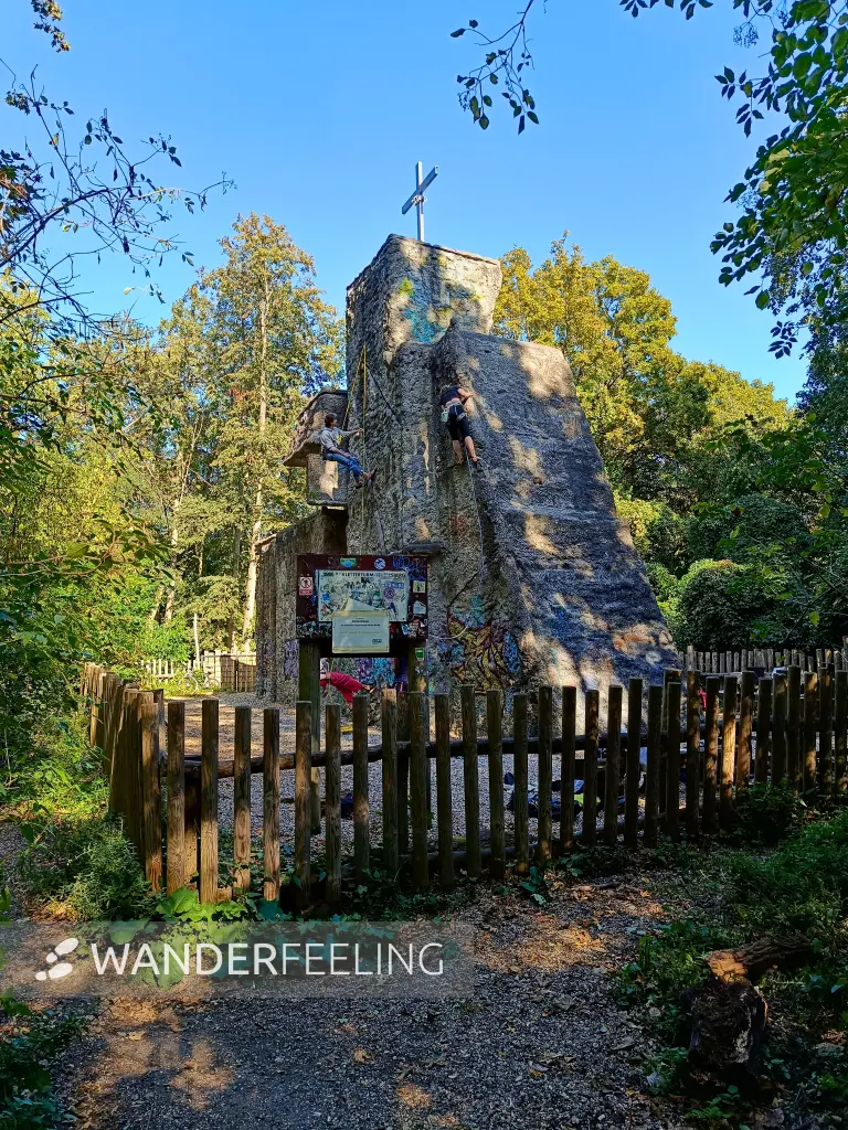 202509270-27 - Kletterfelsen im Grunewald, Berlin, Deutschland