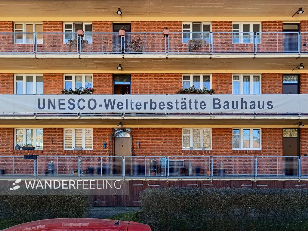 202603030-12 - Laubenganghaus in Dessau-Törten, Anhalt-Dessau-Wittenberg, Sachsen-Anhalt, Deutschland