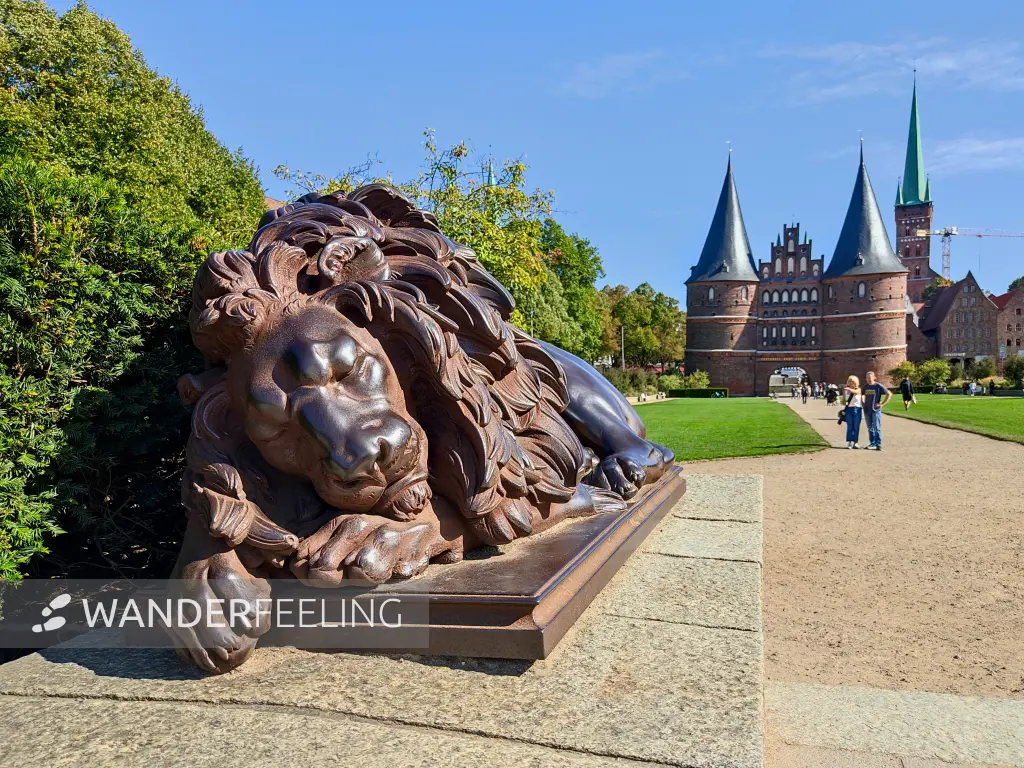 202309210-02 - Löwenskulptur vor dem Holstentor in Lübeck, Lübecker Bucht, Schleswig-Holstein, Deutschland
