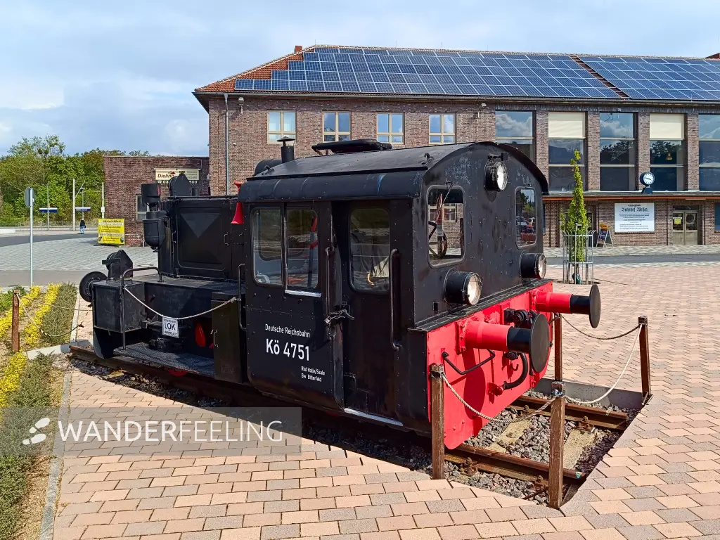 202404240-42 - Lokomotive am Bahnhof von Wolfen, Anhalt-Dessau-Wittenberg, Sachsen-Anhalt, Deutschland