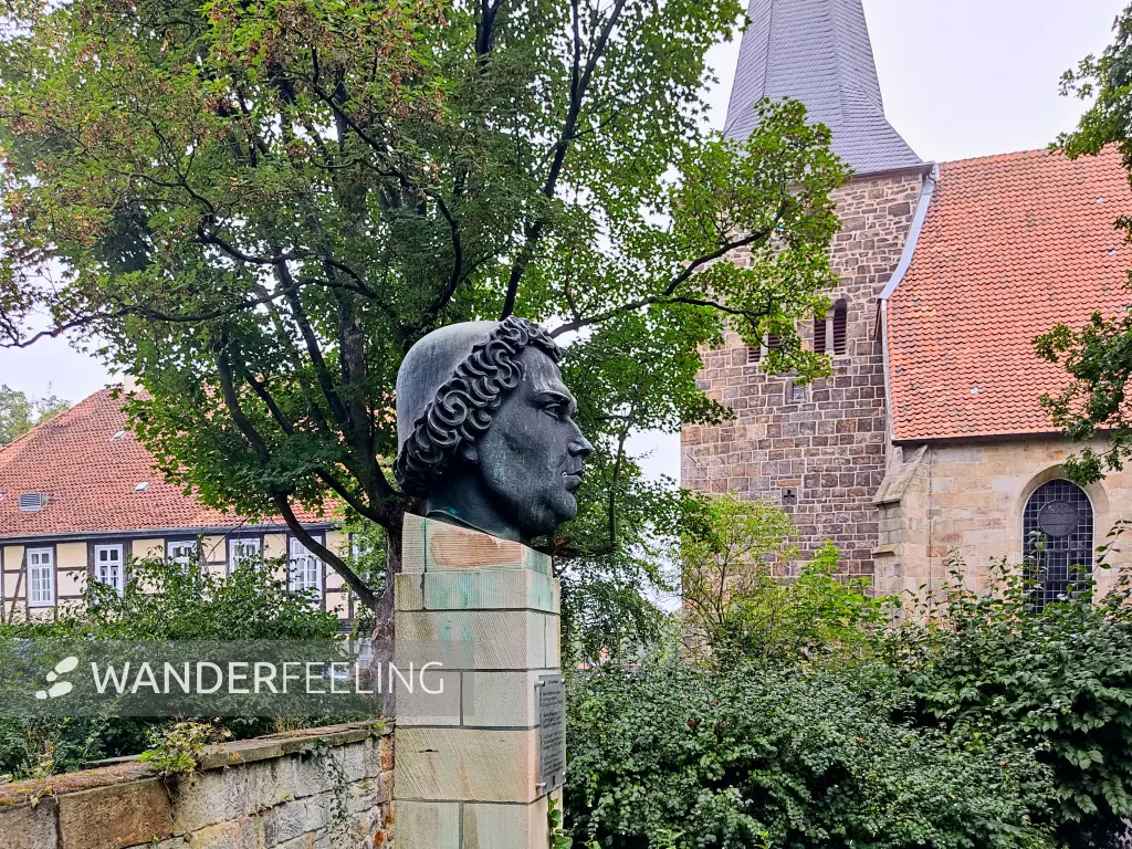 202308180-03 - Luther-Büste vor dem Kloster Wennigsen, Weserbergland, Niedersachsen, Deutschland
